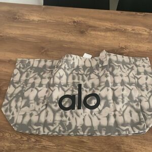 NWT Alo Yoga Tote - tie dye grey